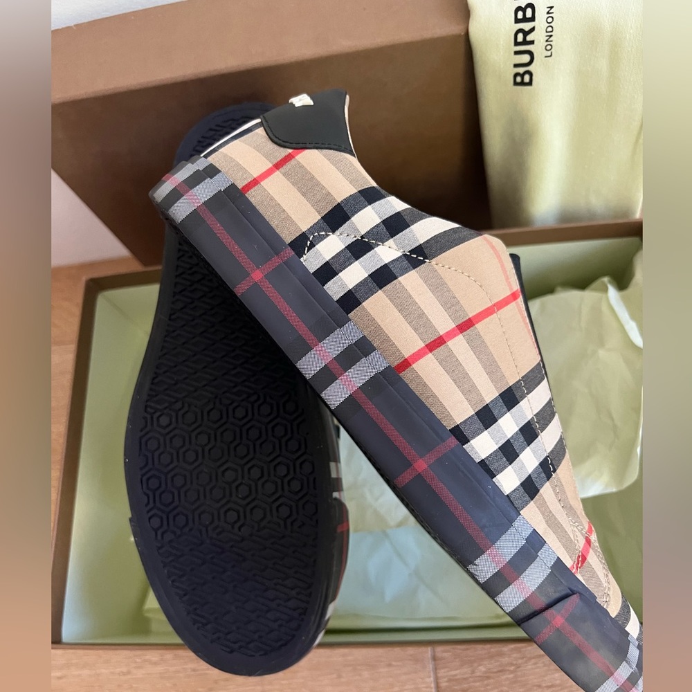Used ones with box and shoe bag, model w/no laces and classic burberry Sizes:41 - Picture 5 of 7